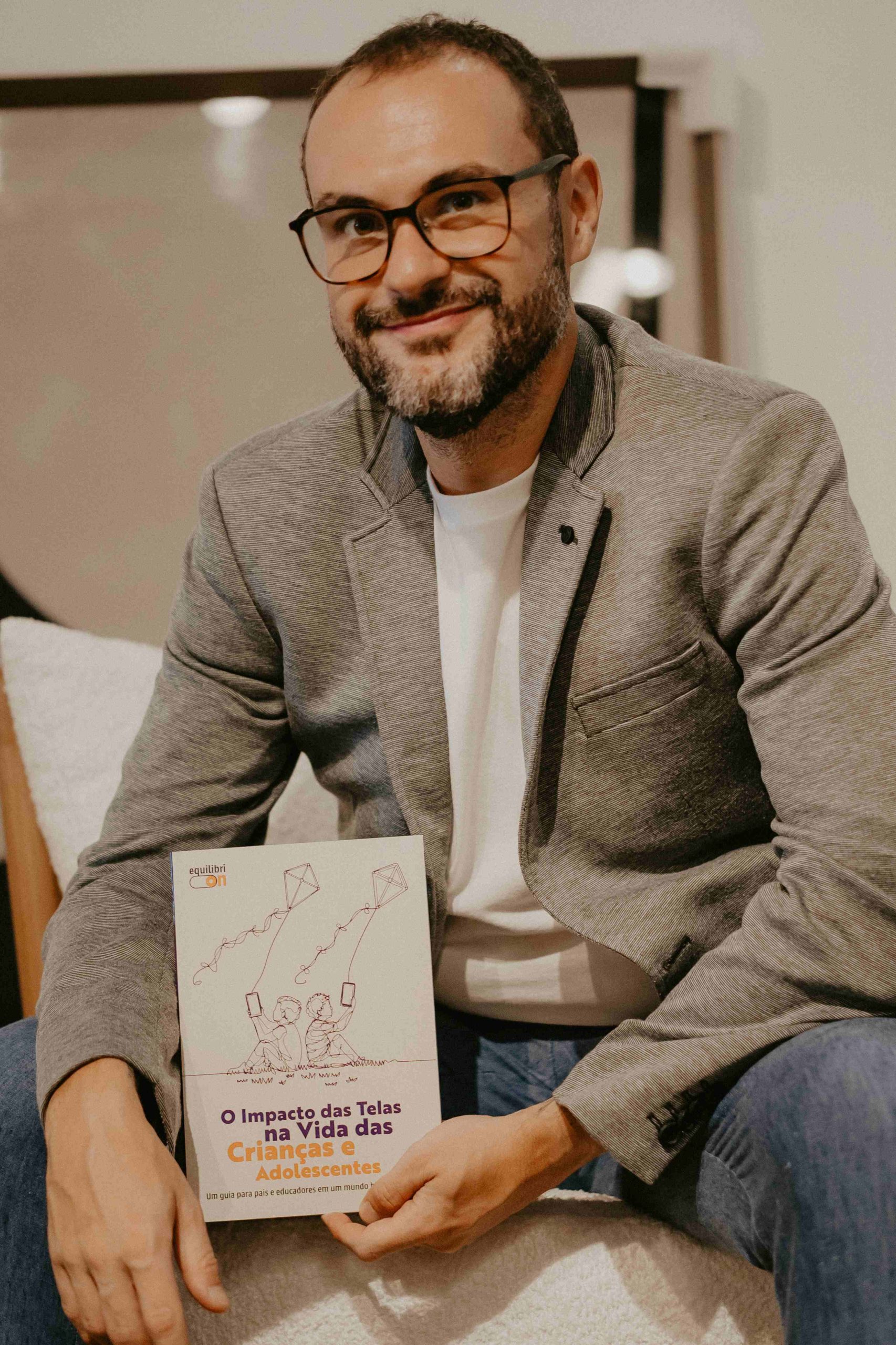 Livro que alerta sobre os perigos das telas para crianças e adolescente é lançado em São Paulo