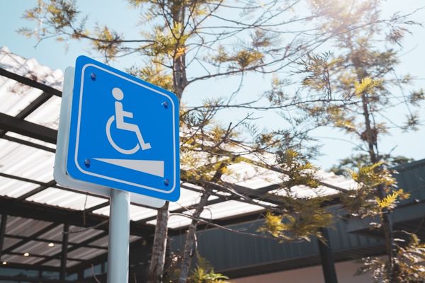 Sinalização Inclusiva Ganha Espaço e Impulsiona Transformações na Comunicação Visual em São Paulo