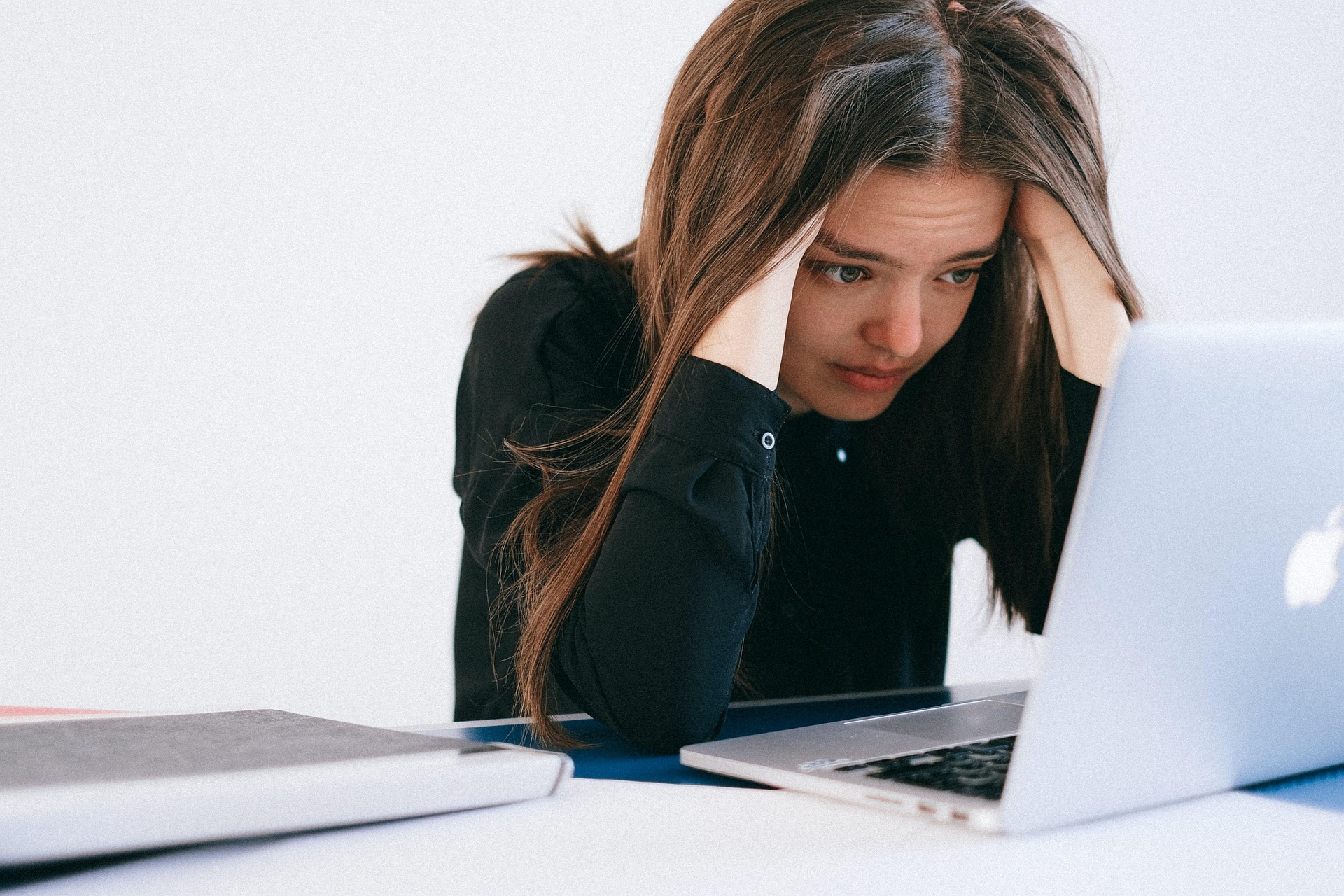 Especialista alerta para o avanço da Síndrome da Impostora entre profissionais femininas no ambiente de trabalho.