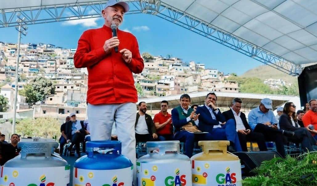 Governo Lula apresenta novo pacote de subsídios para o gás de cozinha após medidas para baixar os preços dos combustíveis