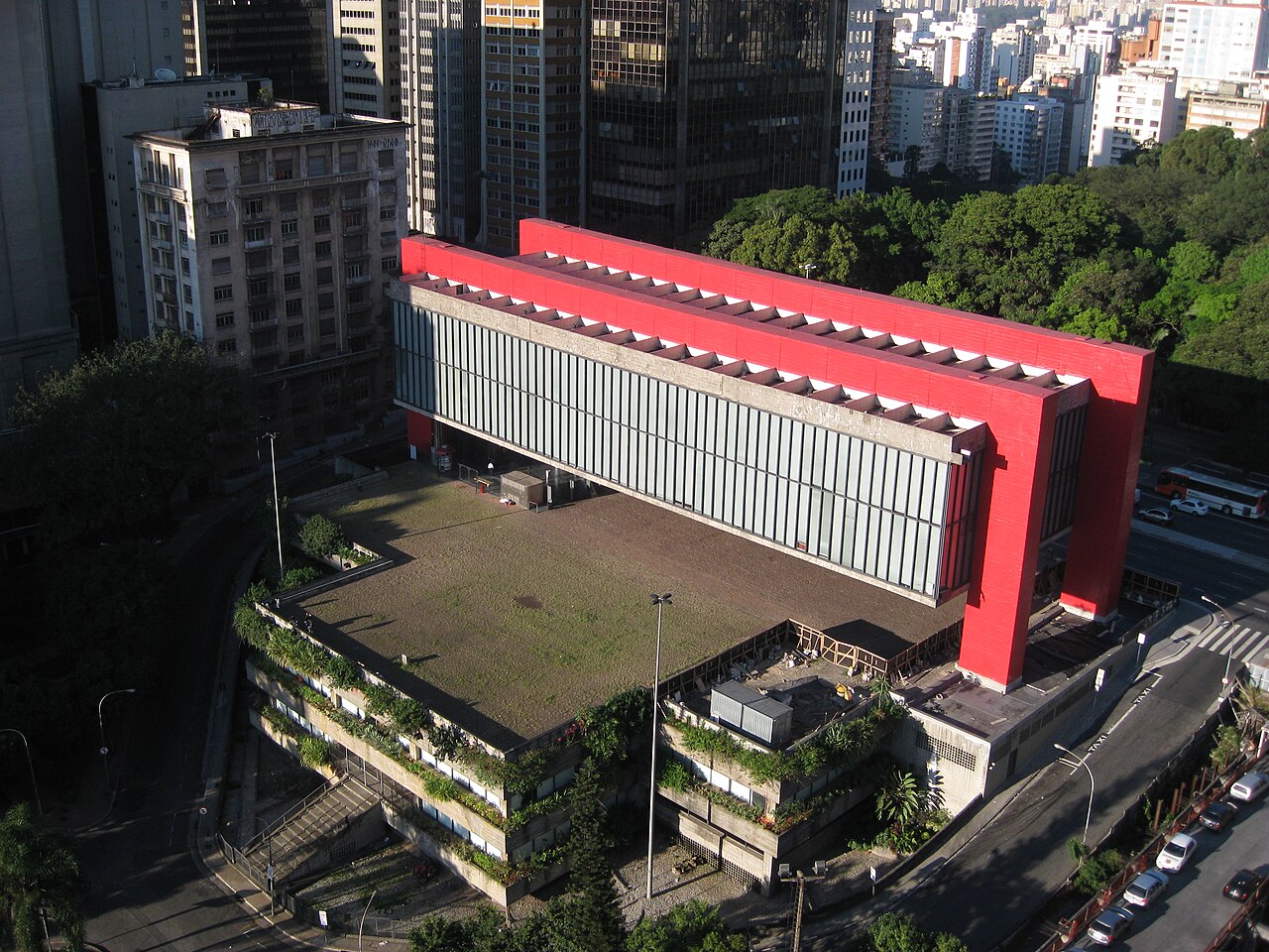 Descubra os quatro museus brasileiros que estão entre os 100 mais frequentados globalmente e confira o ranking dos 10 principais.