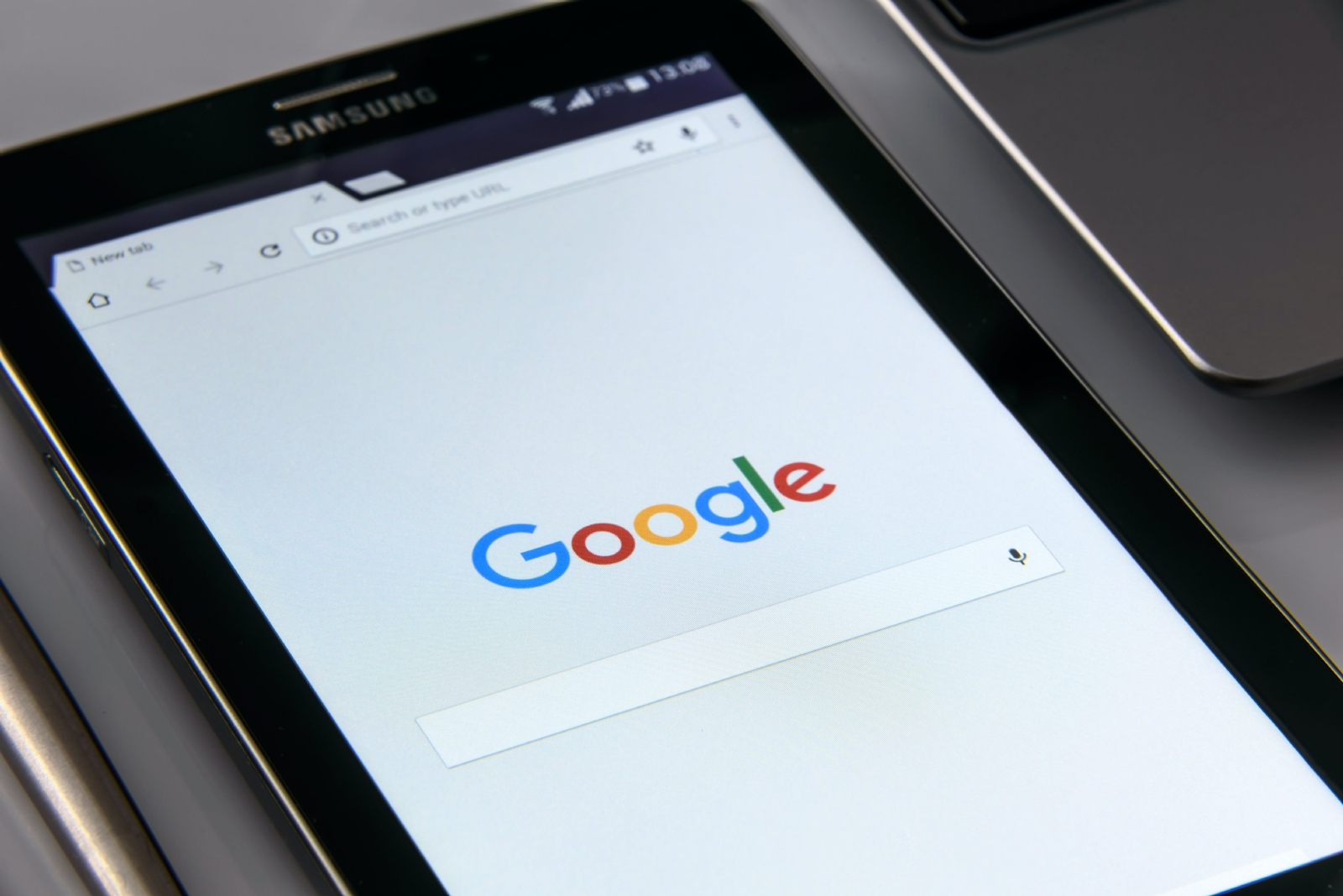Reino Unido desafia Google com nova taxa, enquanto OpenAI sugere compensação por conteúdo lido