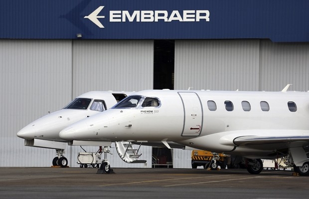 Colosso da aviação fecha contrato bilionário para aquisição de jatos da Embraer