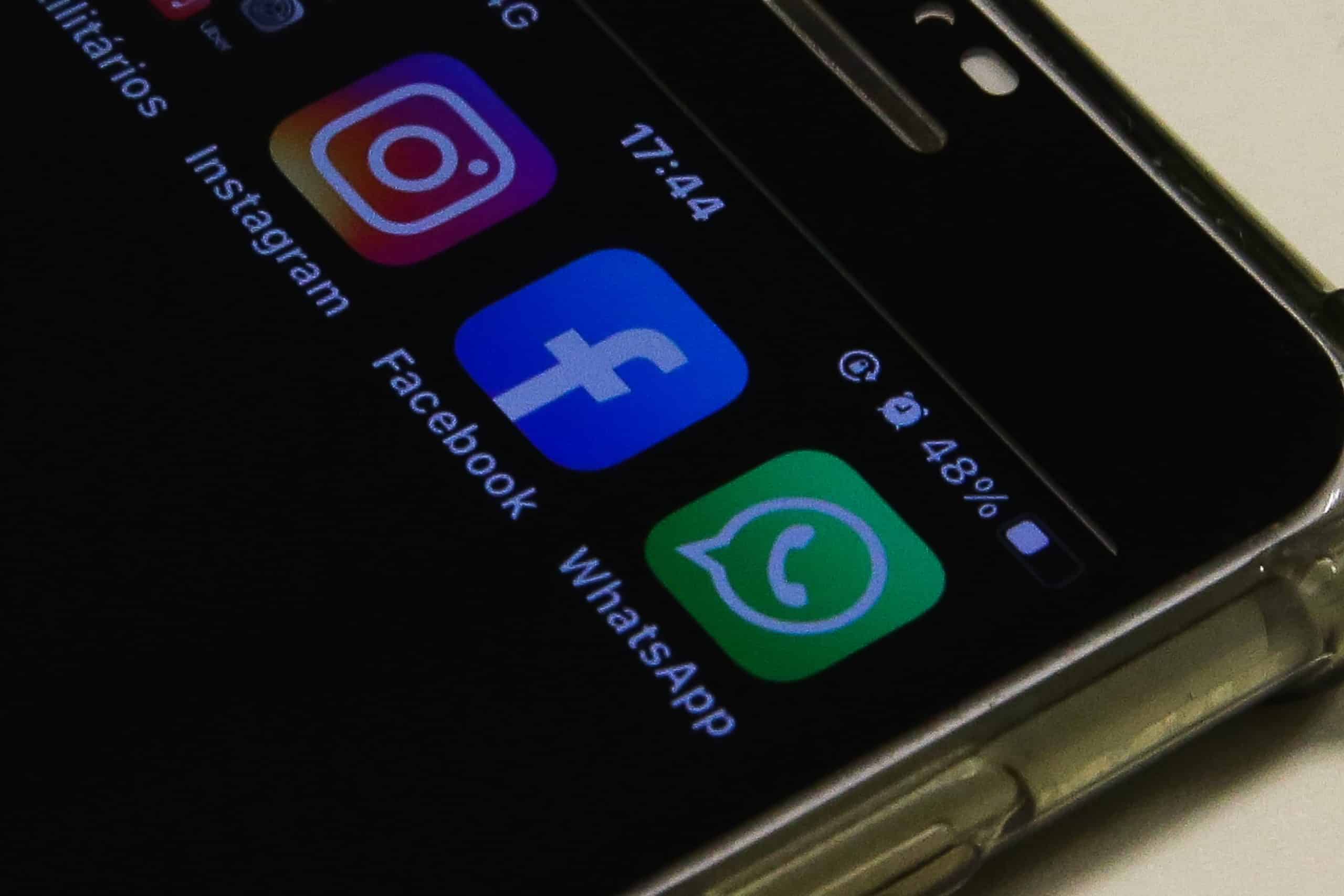 Redes sociais dominam como a principal fonte de notícias em 2026, deixando TV e jornais para trás