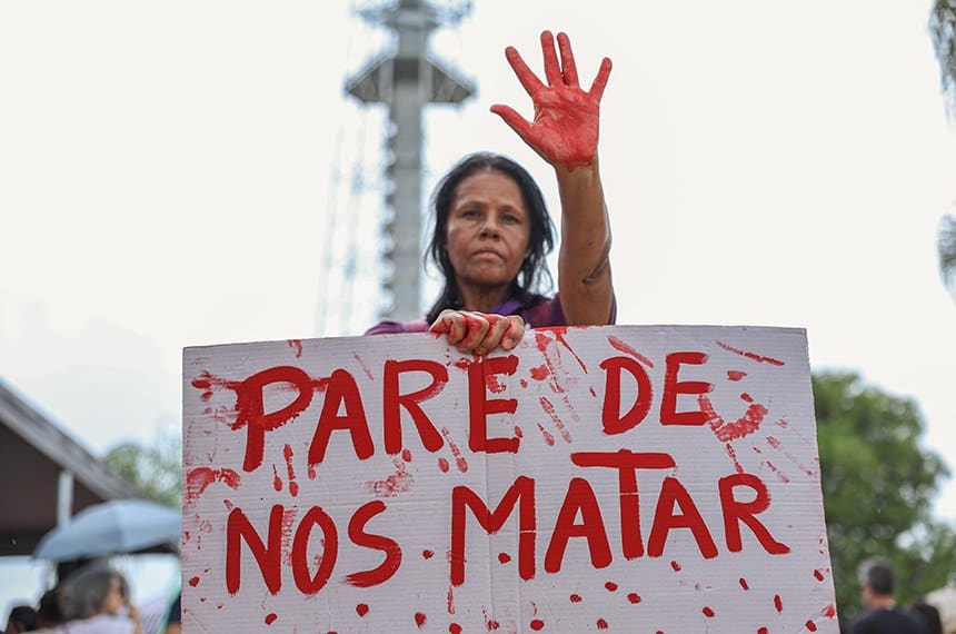 Aumento alarmante de 190% na violência digital contra mulheres mobiliza o Brasil