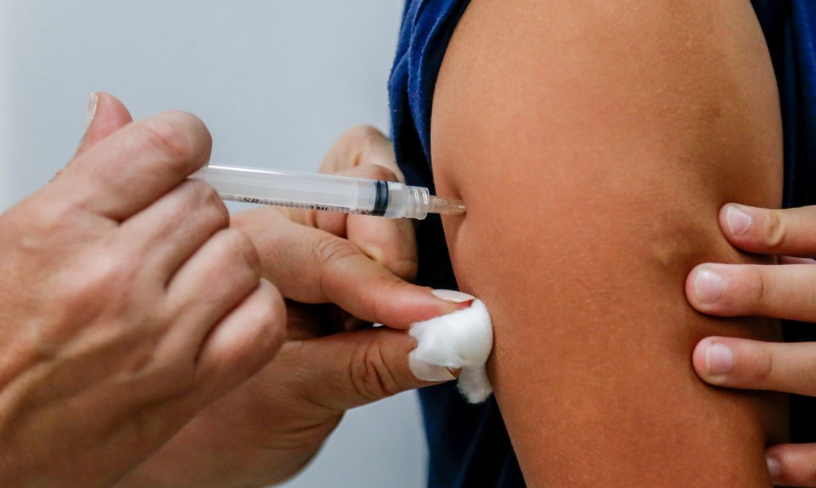 Caseiro afirma que efeitos colaterais não comprometem a eficácia da vacina contra a dengue