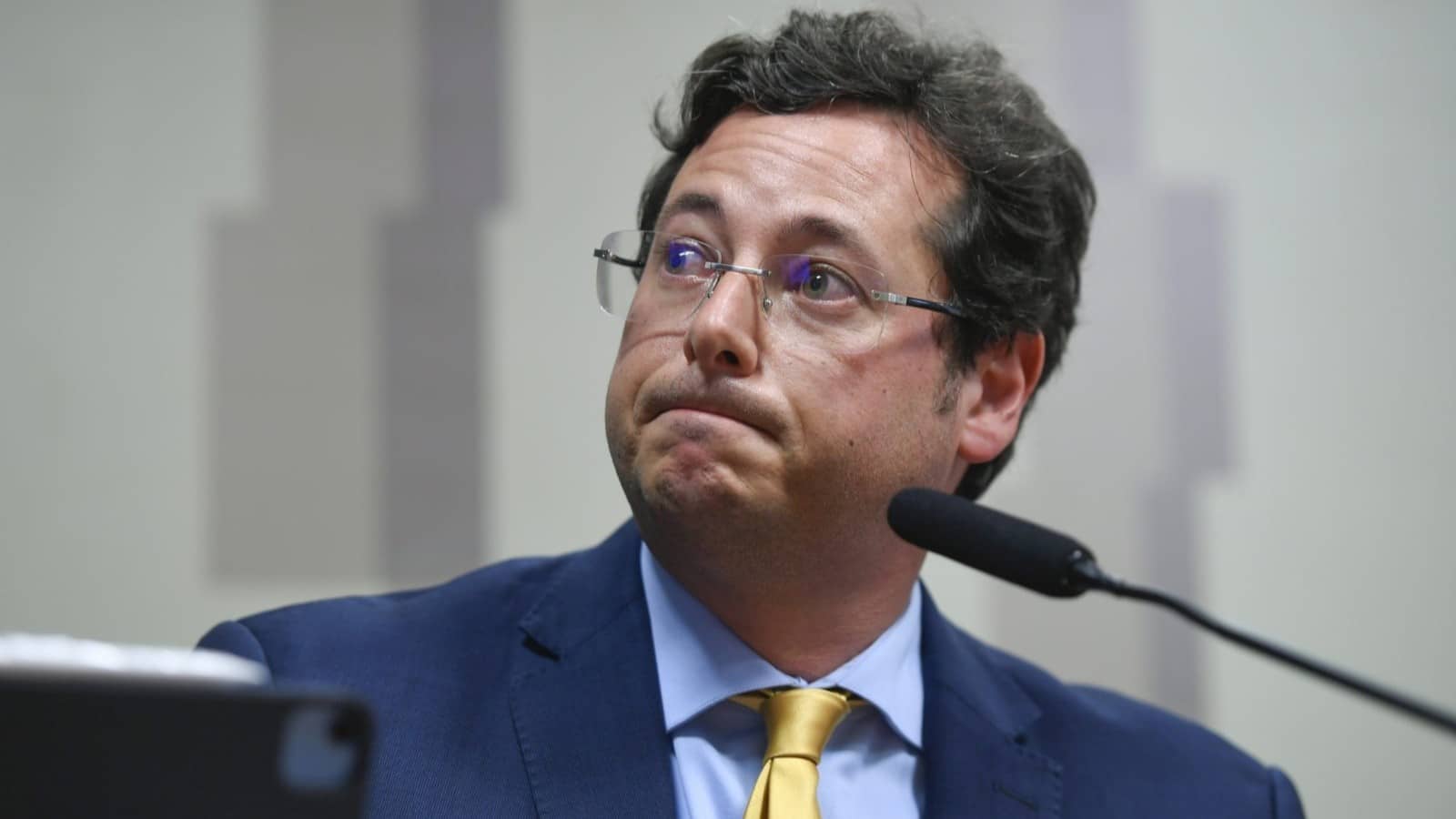 Repórter do Intercept, alvo de ataques da família Bolsonaro, responde a Wajngarten com firmeza