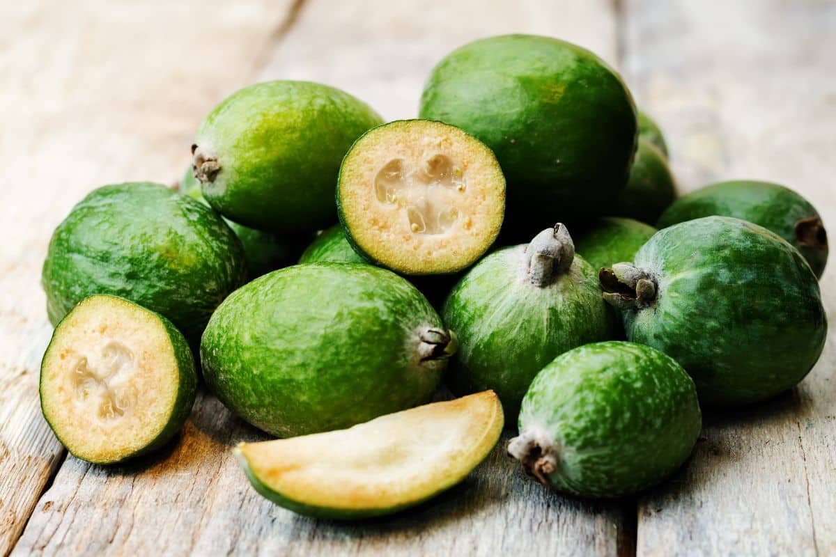 Descubra a exótica fruta brasileira que combina abacaxi, goiaba e morango!