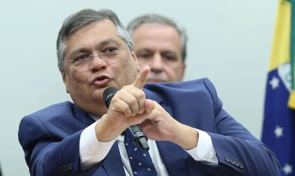 Dino responde às ofensas sobre o blogueiro: “Minha trajetória é minha melhor defesa