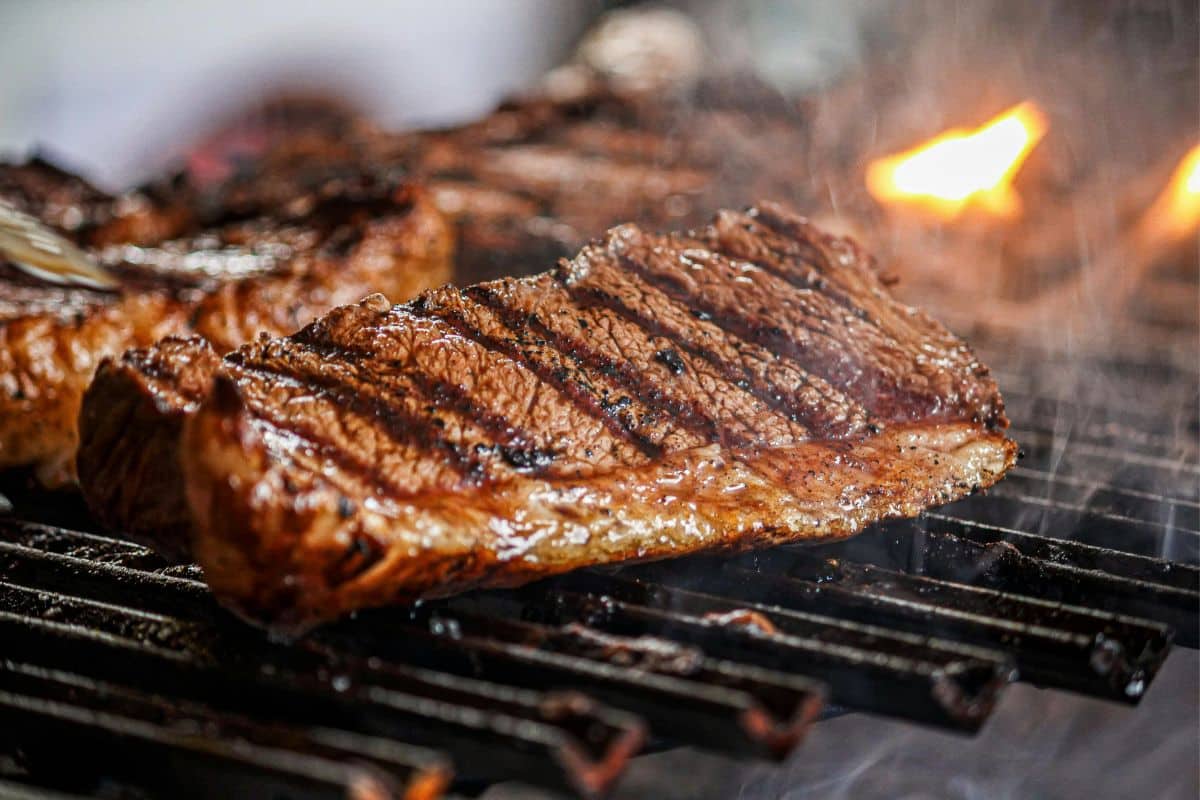 Segredos dos mestres do churrasco: 5 dicas para um fogo intenso e fumaça mínima