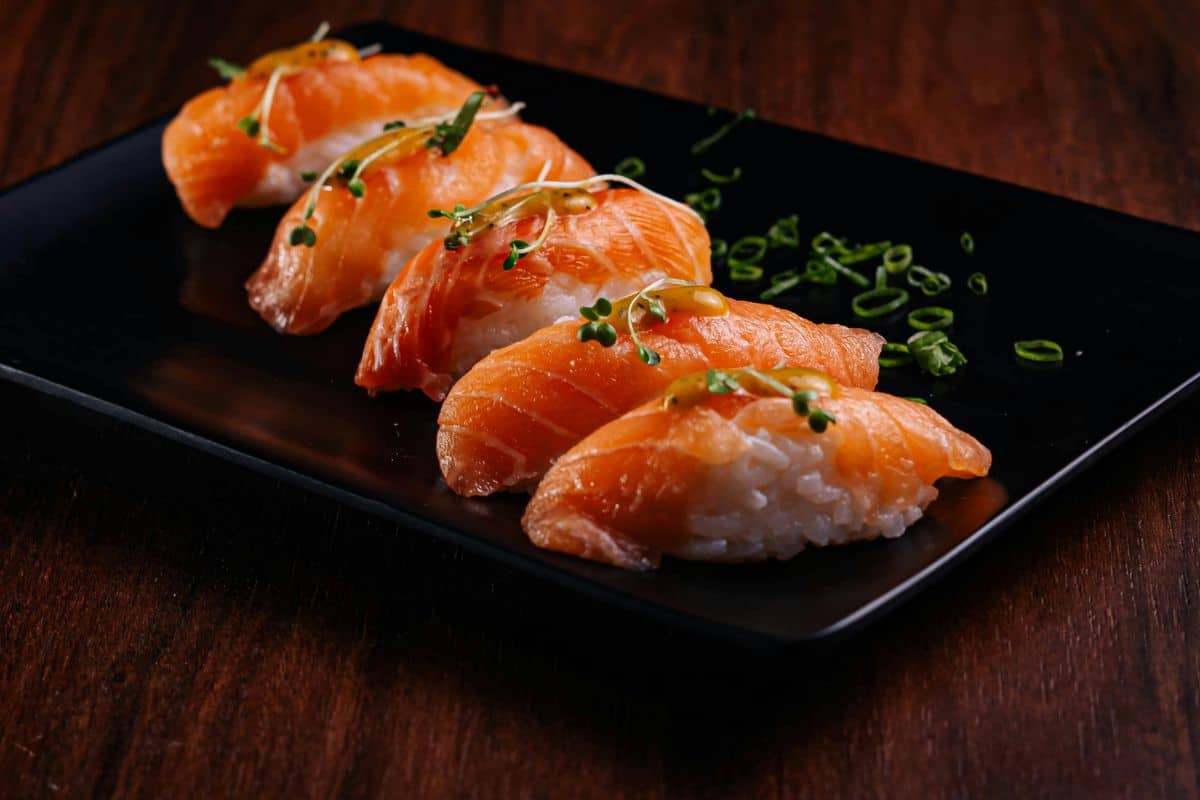 A farsa do sushi de salmão: uma iguaria que não é nem do Japão, nem do Brasil
