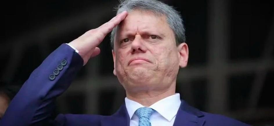 Tarcísio chamou acusado de envolvimento com PCC de “lindão” durante comício