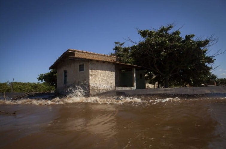 Submersa sob as Ondas: Atlântida Brasileira Revela 15 Quarteirões no Norte do Fluminense
