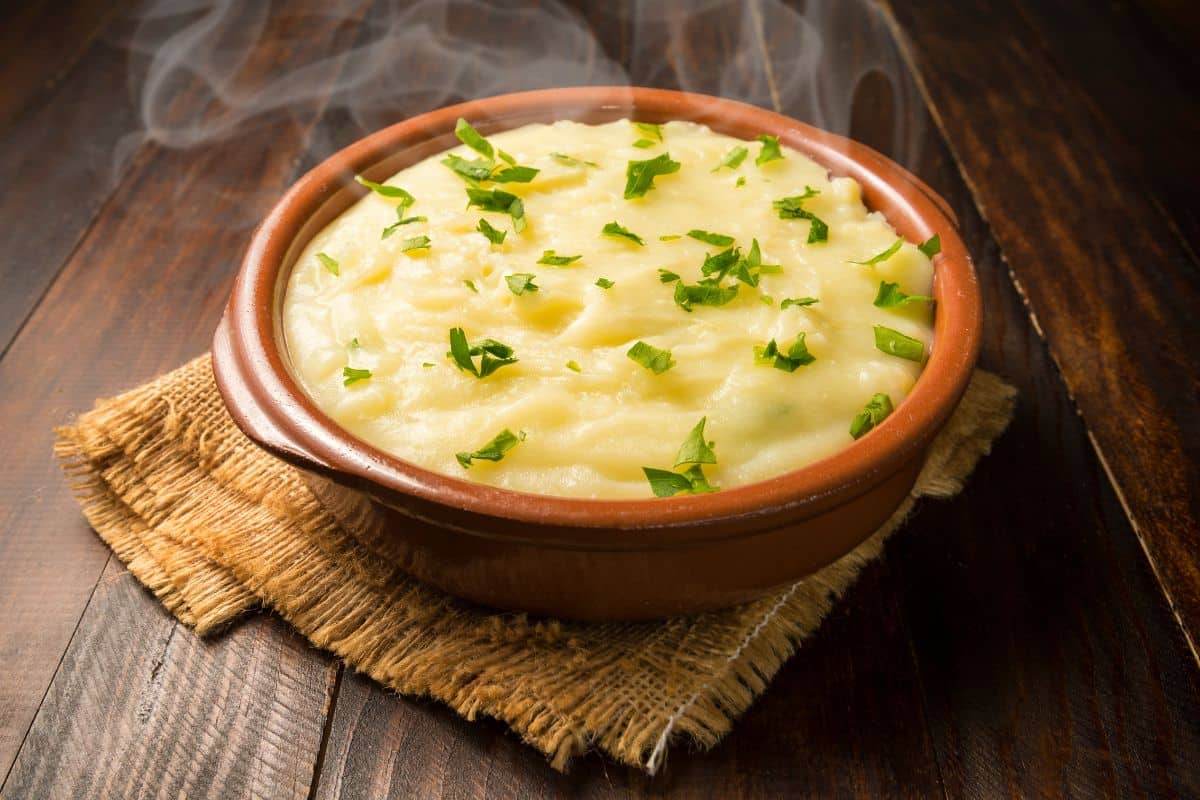 O segredo dos chefs para um purê de batatas irresistível e impecável