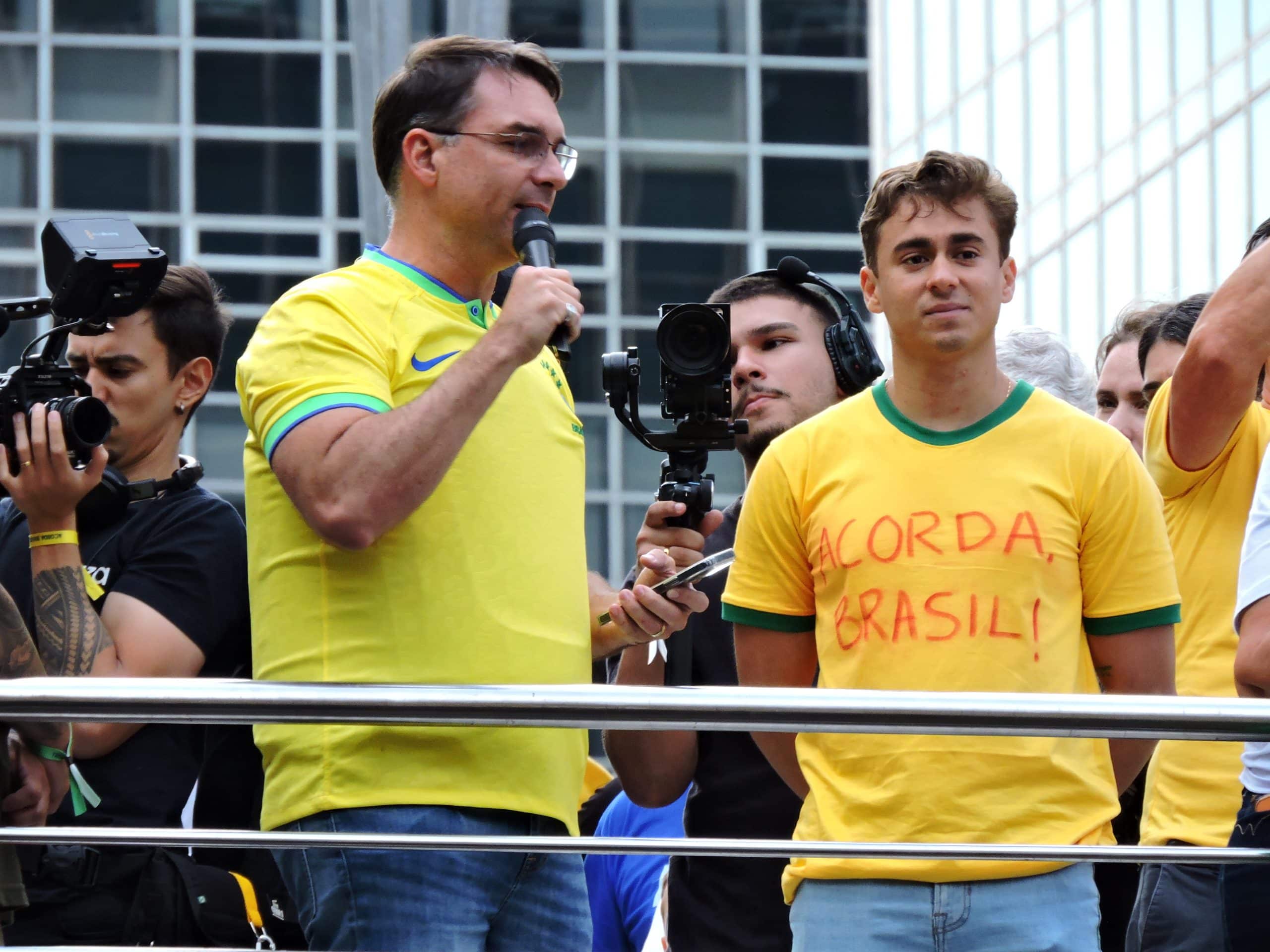 TSE altera posicionamento de André Mendonça e impõe ações a Flávio e Nikolas
