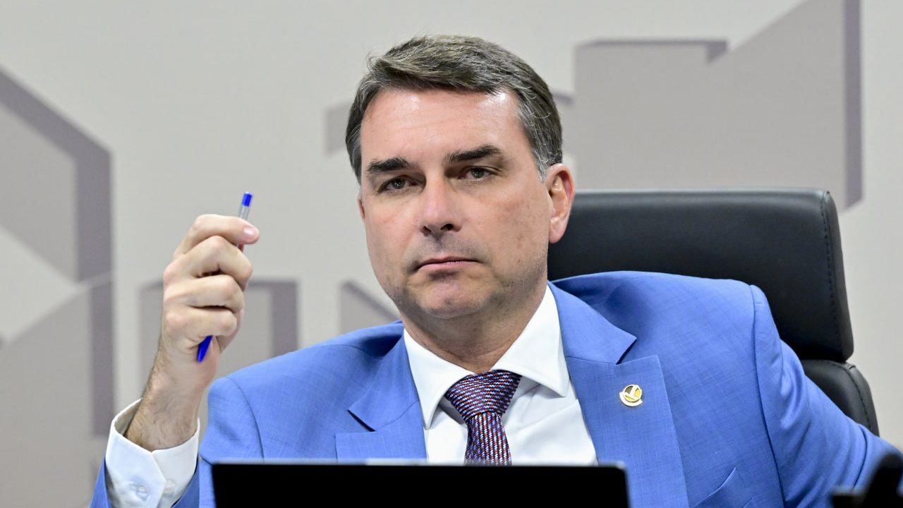 Flávio Bolsonaro propõe projeto de lei que pode silenciar denúncias de abuso contra mulheres