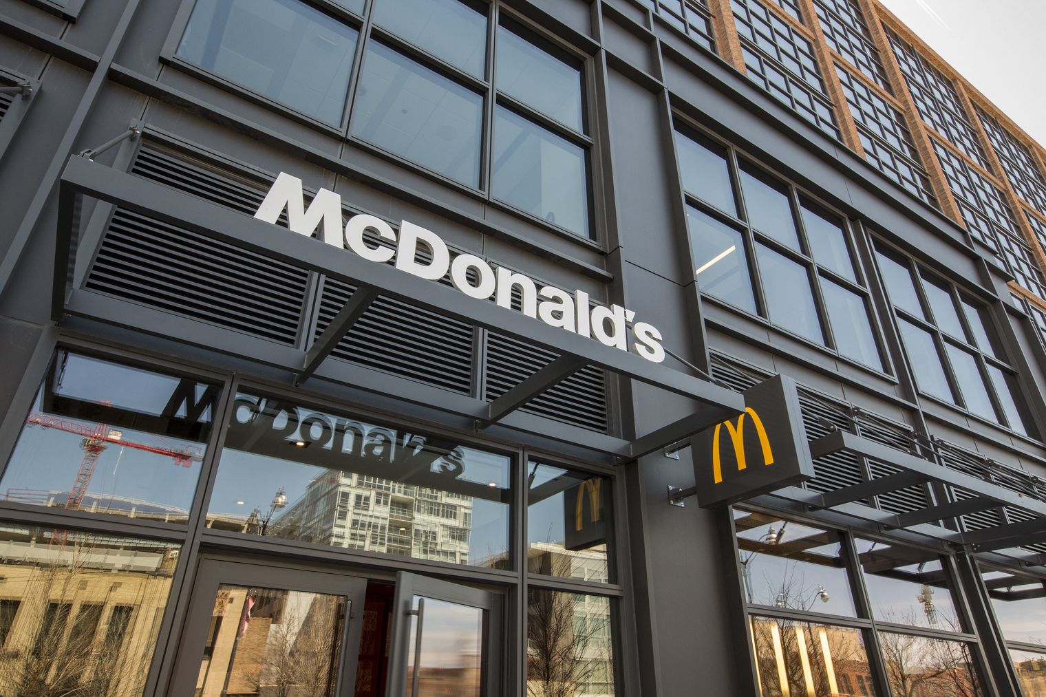 Ex-empregado do McDonald’s compartilha experiências sobre remuneração por hora, proposta apoiada por Flávio Bolsonaro