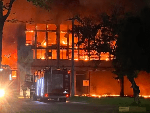 PF inicia investigação sobre incêndio na UFPE após alegações de ameaças por parte de bolsonaristas