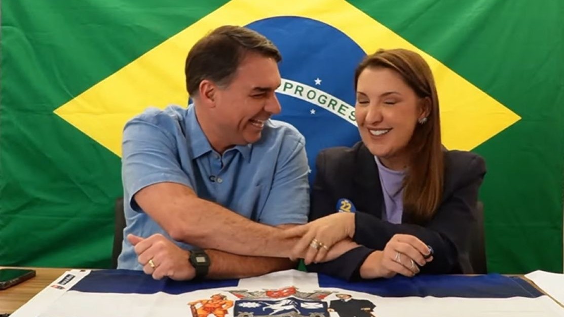 Daniella Marques, acompanhada por Flávio Bolsonaro, declara: “A próxima eleição será apenas em oito anos